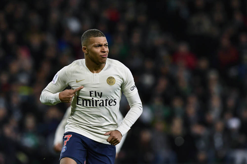 维斯塔潘车队官宣与梅赛德斯多年合作，跨界握手落地